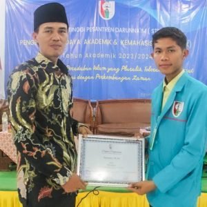 Dok. Pemberian Piagam Penghargaan oleh Panitia PBAK 2023 Kepada Bpk. Mansori, M.Pd WAKET 3 Bidang Kemahasiswaan dan Alumni setelah pemaparan materi di acara PBAK