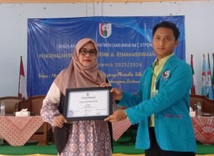 Dok. Pemberian Piagam Penghargaan oleh panitia pelaksana PBAK kepada Pemateri Ibu Yuyun Yuntarsih, M.Pd., WAKET 2 Bidang Administrasi dan Keuangan