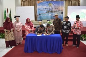 Dokumentasi MoU yang mewakili Ketua STPN Oleh Bagian Kepegawaian STPDN